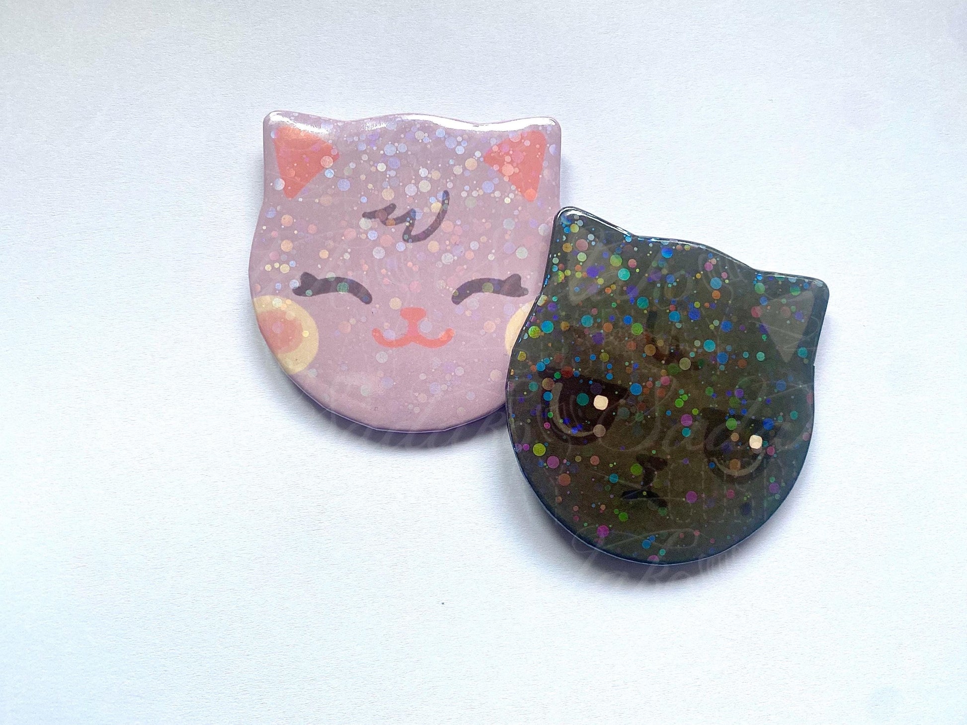 ATEEZ Wooyoung & San Button, glitzernd in Katzen-Form