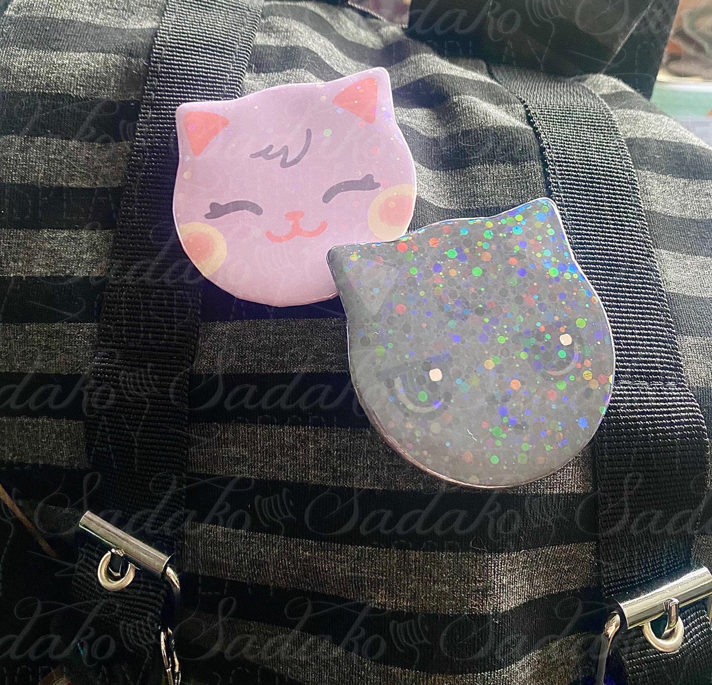 ATEEZ Wooyoung & San Button, glitzernd in Katzen-Form