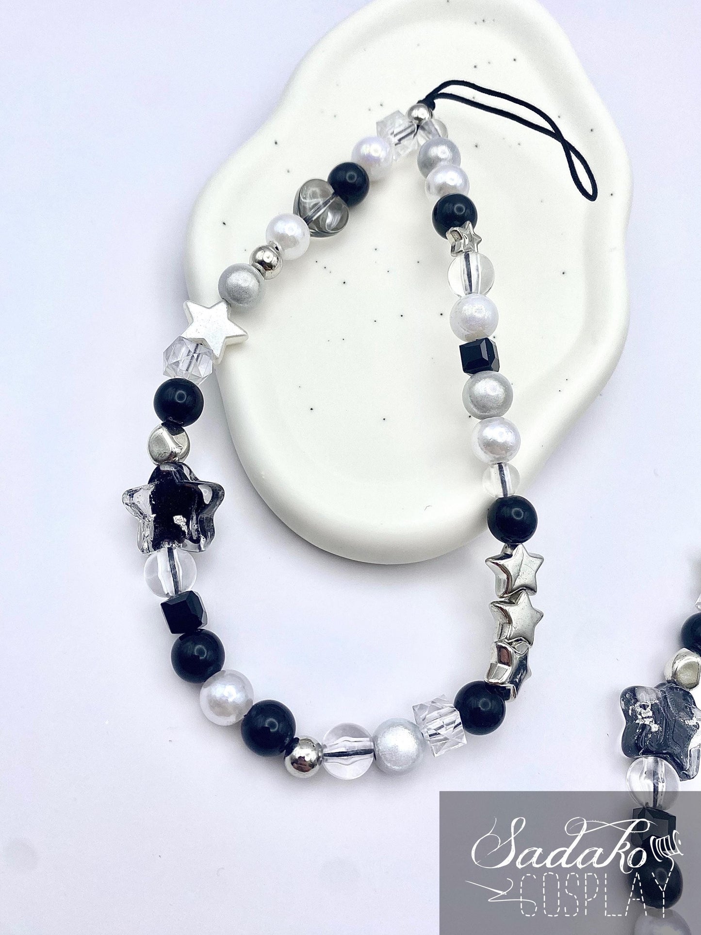 Handmade Handy Kette im Y2K Style – K-Pop Beaded Phone Charm in Schwarz/Weiß/Silber