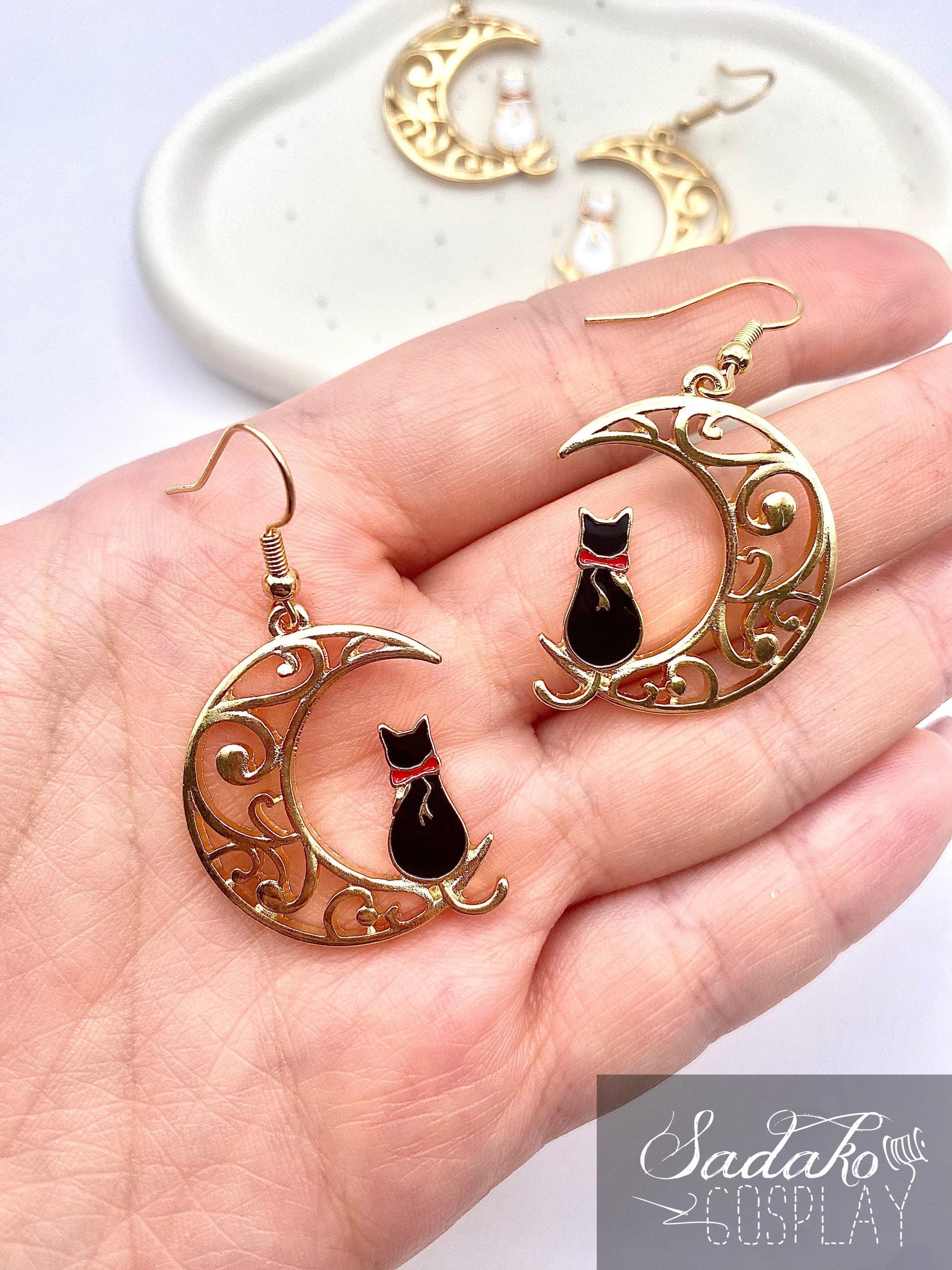 Sailor Moon inspirierte hängende Ohrringe, Katzen Artemis und Luna auf goldener Mondsichel