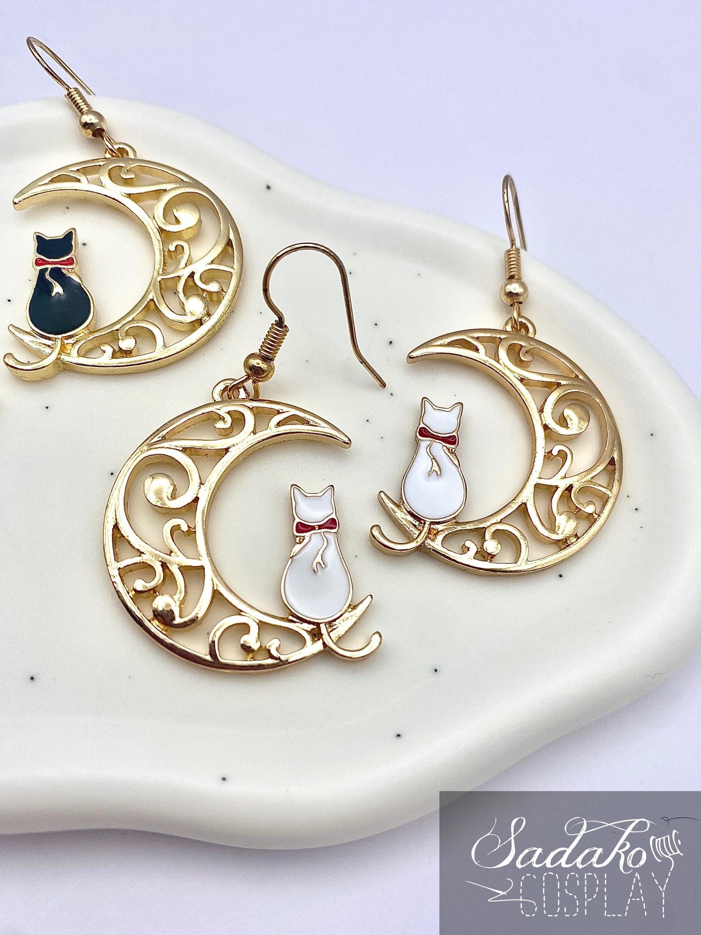 Sailor Moon inspirierte hängende Ohrringe, Katzen Artemis und Luna auf goldener Mondsichel