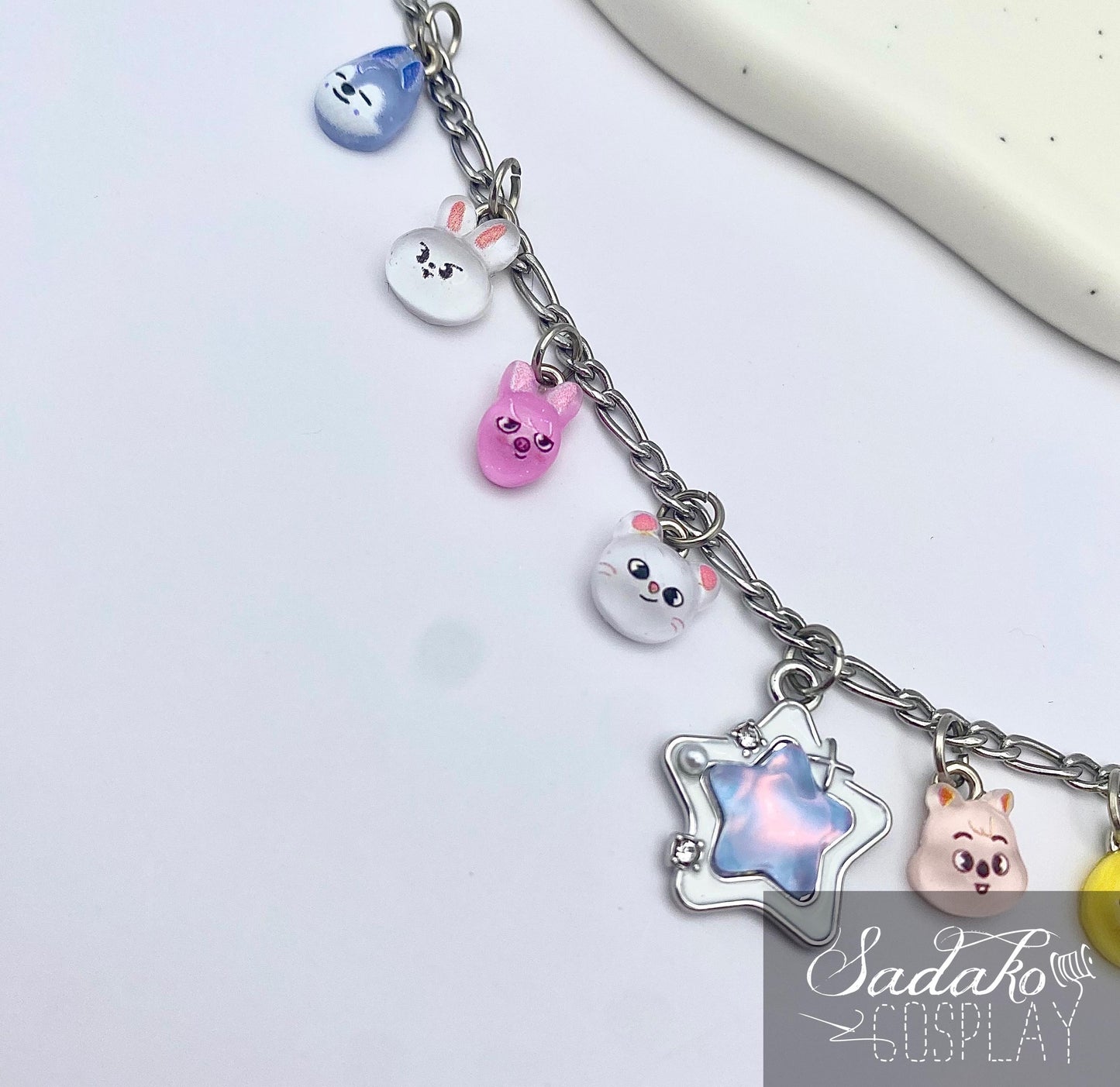 Stray Kids inspiriertes Bettelarmband mit Skzoo charms für stay, silbern
