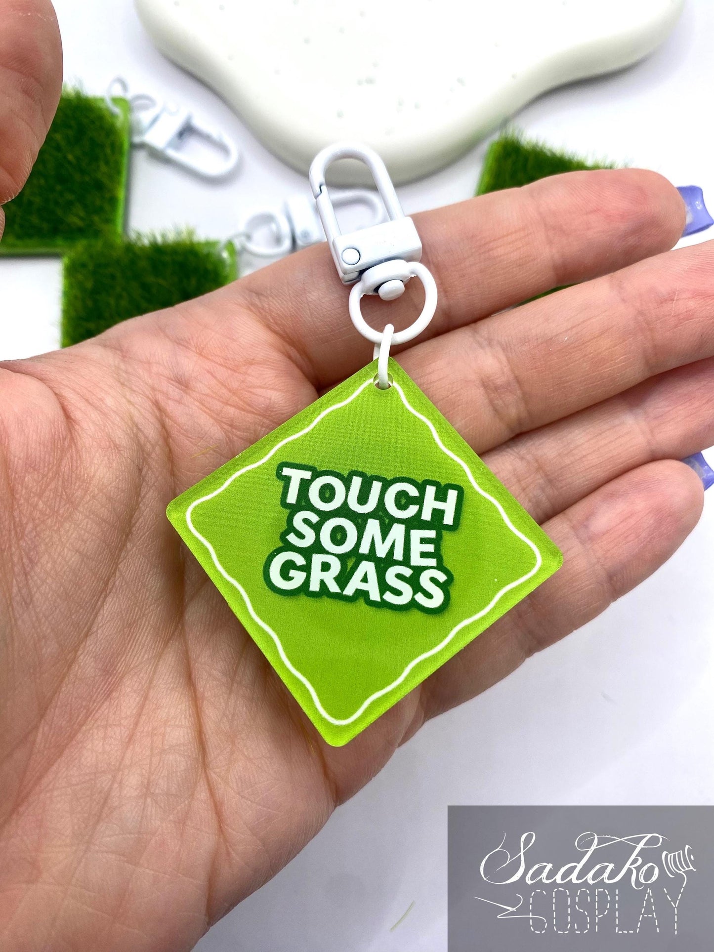 Touch some grass Acrylic Keychain mit künstlichem Gras – K-Pop Fan Accessoire, fidget Spielzeug für erwachsene
