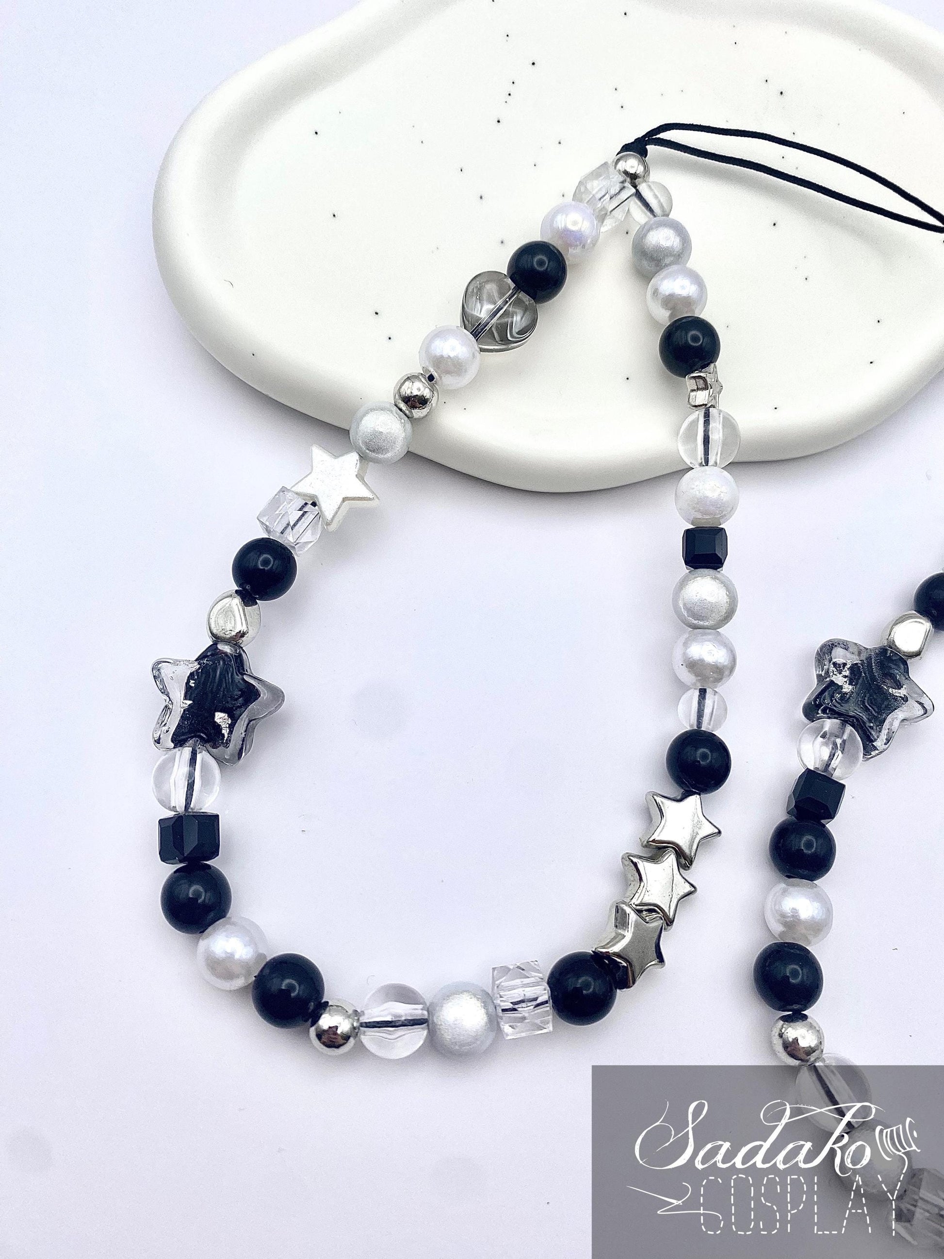 Handmade Handy Kette im Y2K Style – K-Pop Beaded Phone Charm in Schwarz/Weiß/Silber