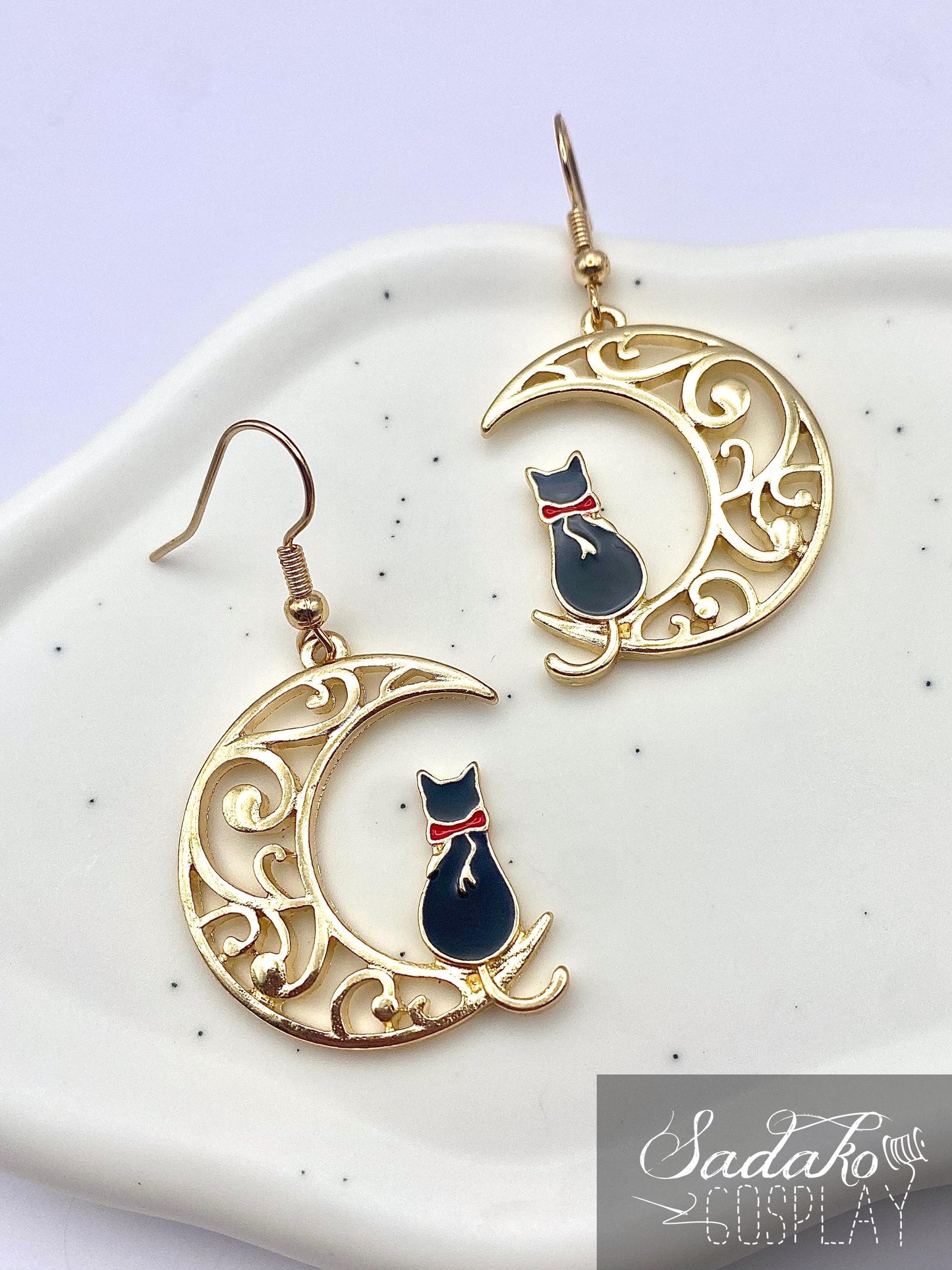 Sailor Moon inspirierte hängende Ohrringe, Katzen Artemis und Luna auf goldener Mondsichel