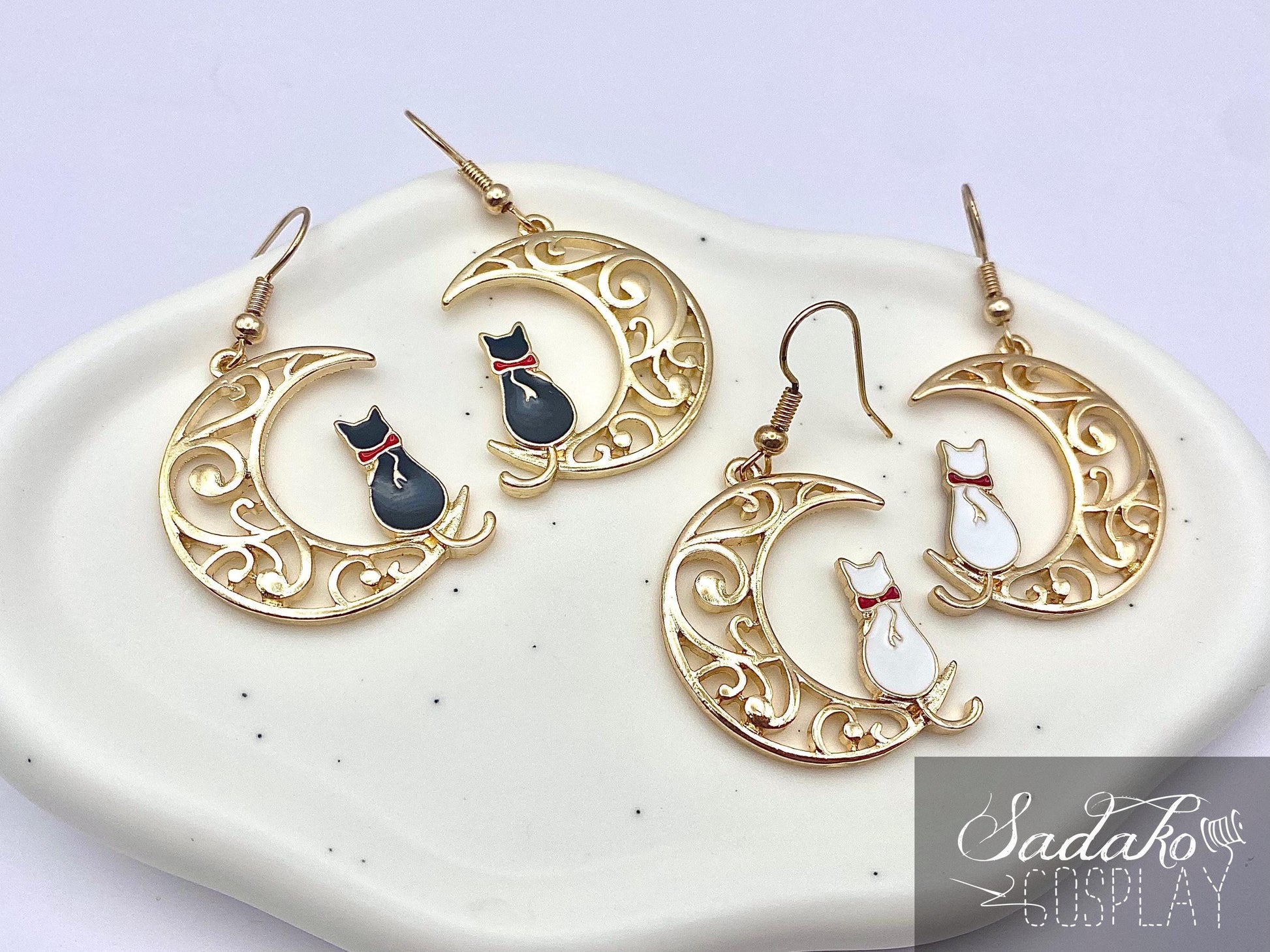 Sailor Moon inspirierte hängende Ohrringe, Katzen Artemis und Luna auf goldener Mondsichel