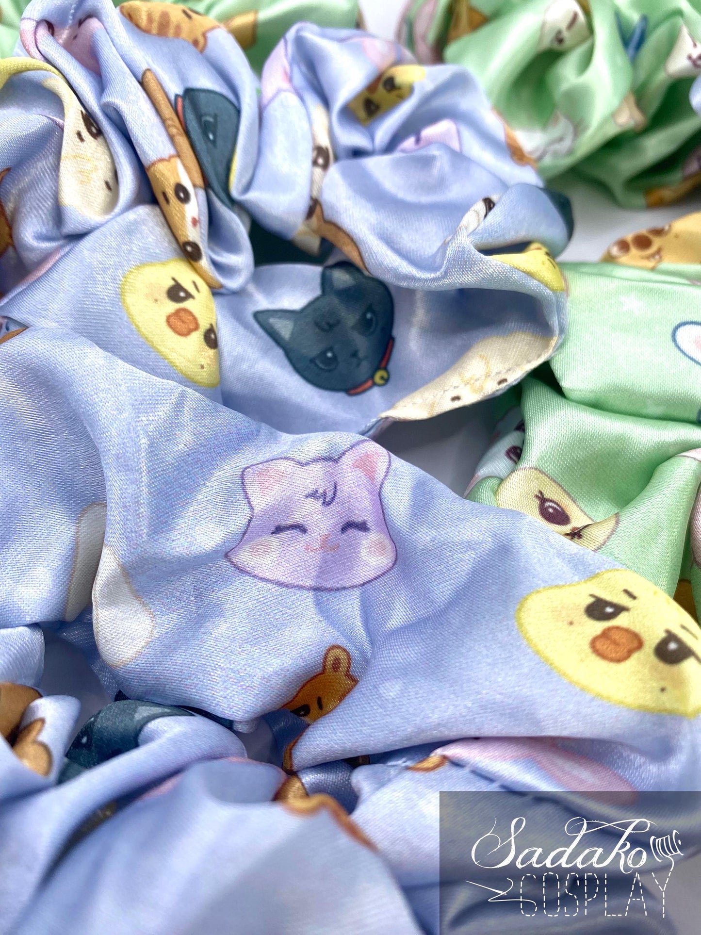 Aniteez Satin Scrunchie – ATEEZ inspiriertes Haargummi K-Pop Fan Accessoire