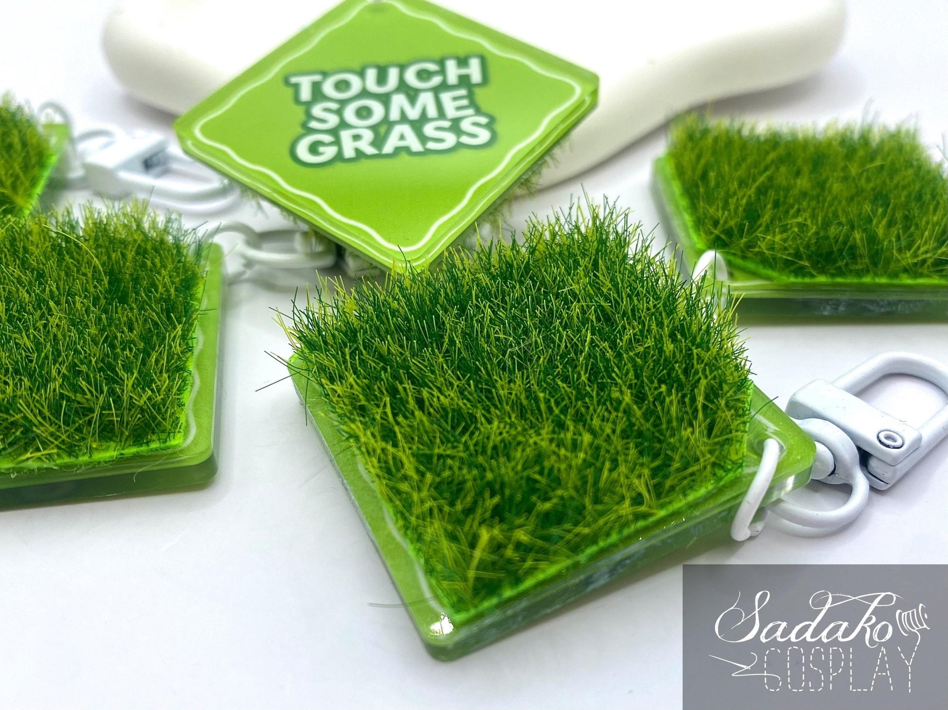 Touch some grass Acrylic Keychain mit künstlichem Gras – K-Pop Fan Accessoire, fidget Spielzeug für erwachsene