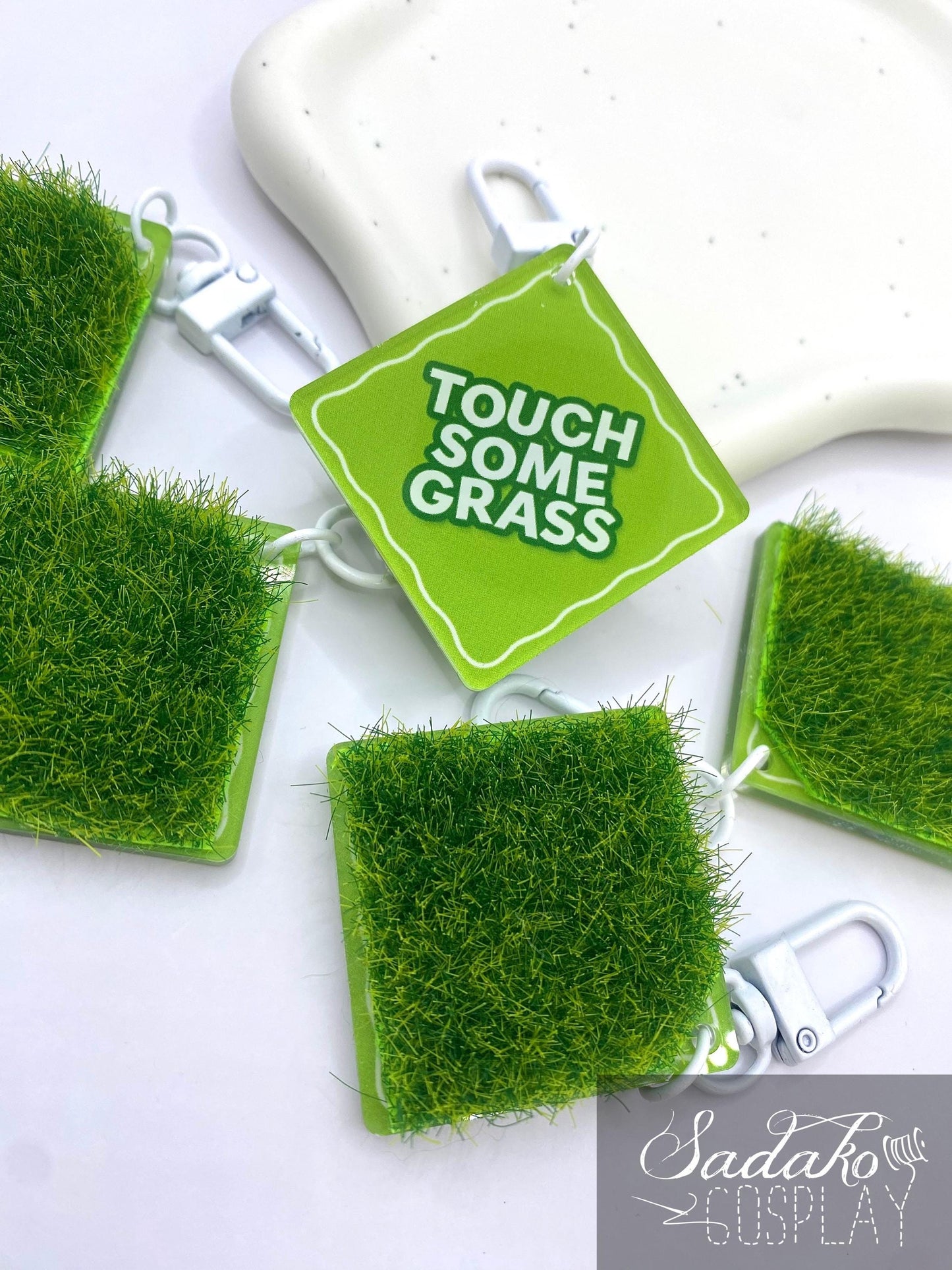 Touch some grass Acrylic Keychain mit künstlichem Gras – K-Pop Fan Accessoire, fidget Spielzeug für erwachsene