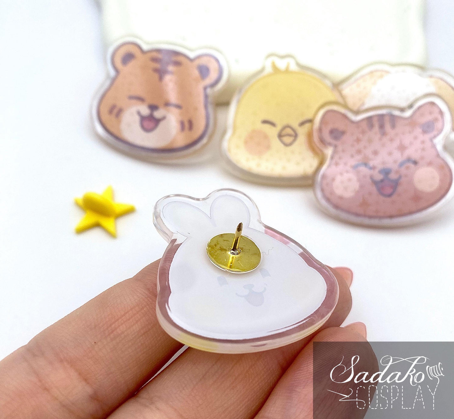 ONEUS Acrylic Pin, glitzernder Anstecker für TOMOON und K-Pop Fans