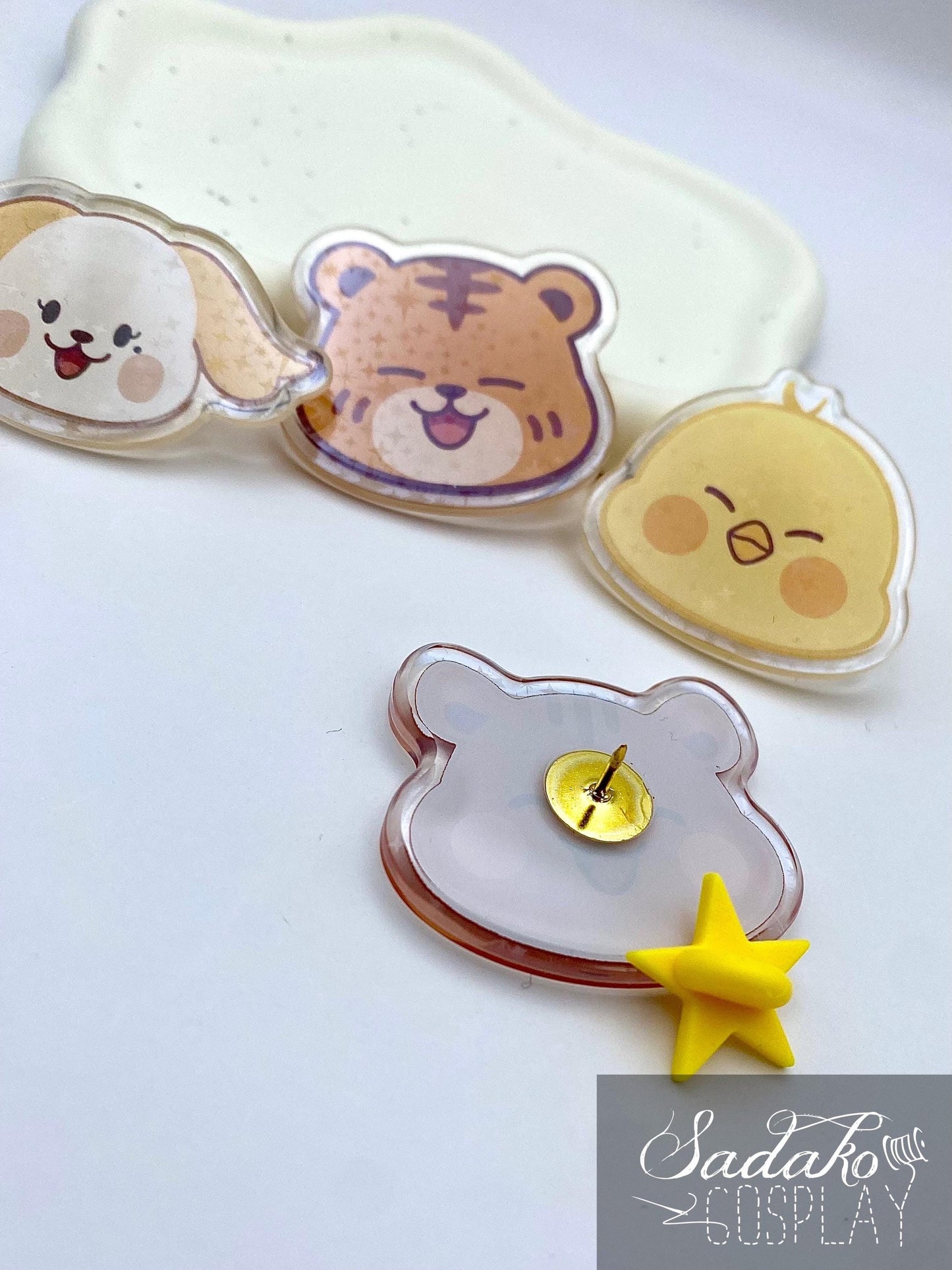 ONEUS Acrylic Pin, glitzernder Anstecker für TOMOON und K-Pop Fans