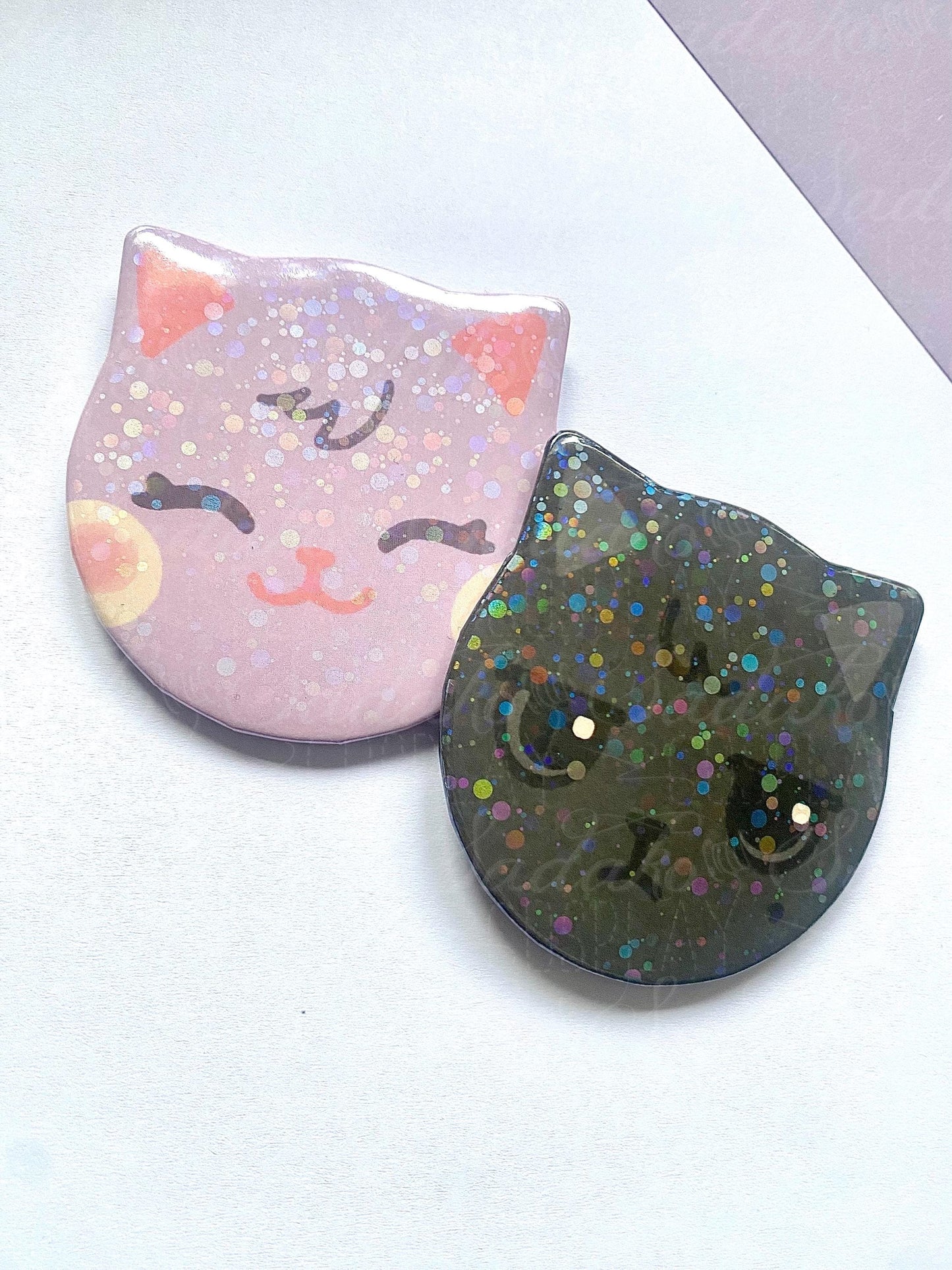 ATEEZ Wooyoung & San Button, glitzernd in Katzen-Form