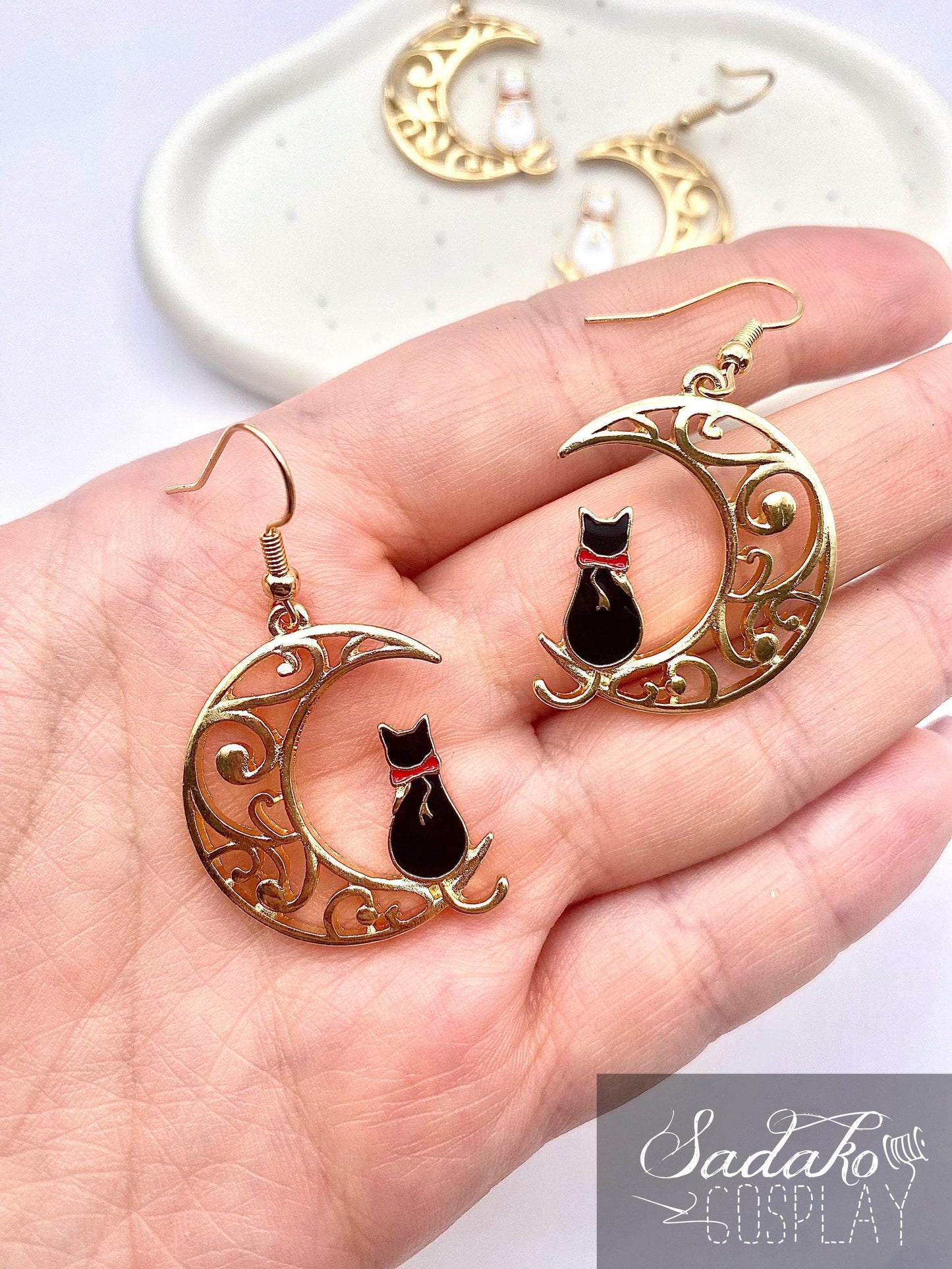 Sailor Moon inspirierte hängende Ohrringe, Katzen Artemis und Luna auf goldener Mondsichel