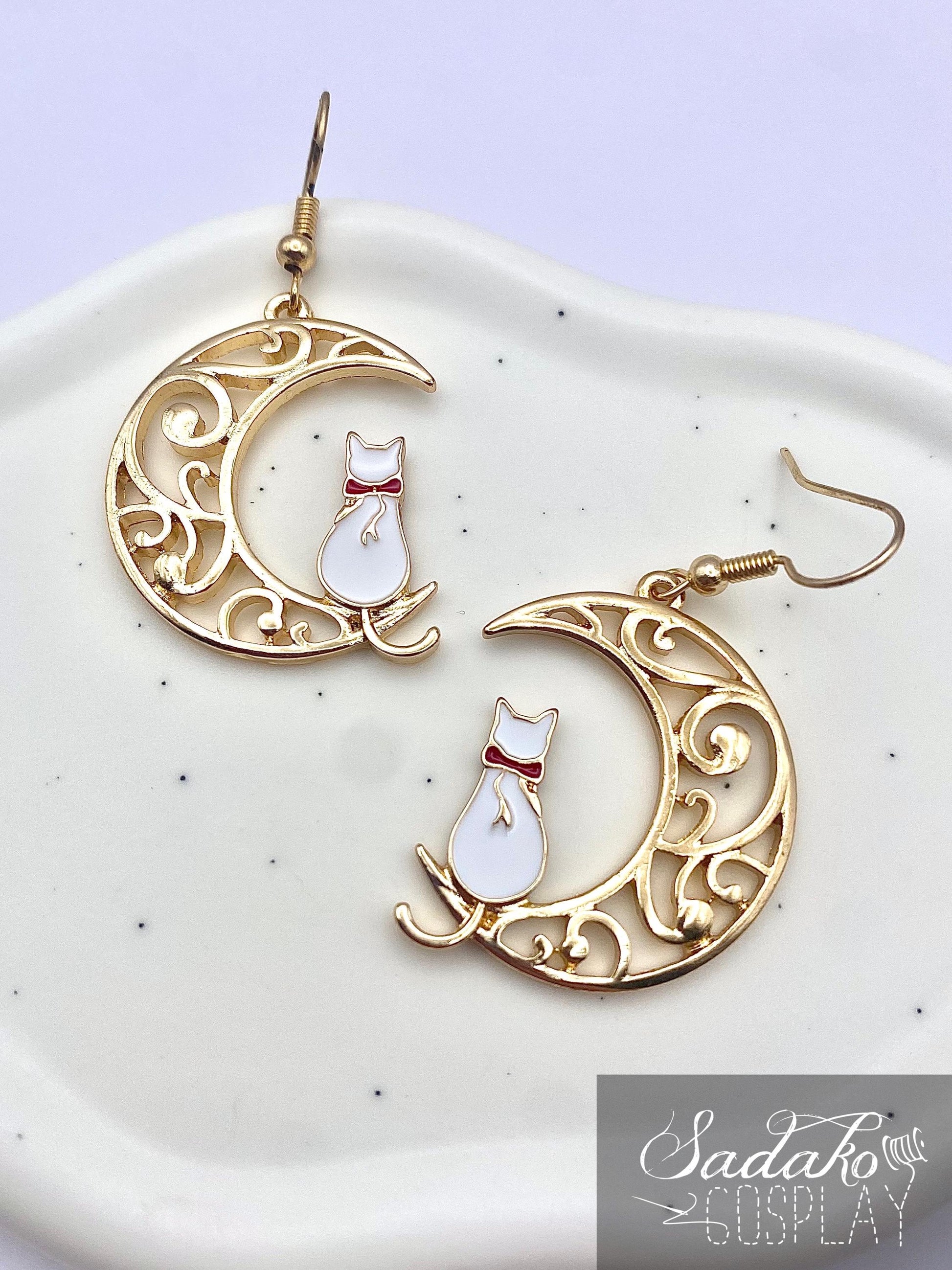 Sailor Moon inspirierte hängende Ohrringe, Katzen Artemis und Luna auf goldener Mondsichel