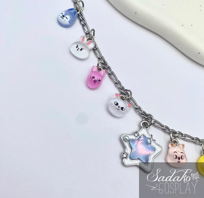 Stray Kids inspiriertes Bettelarmband mit Skzoo charms für stay, silbern