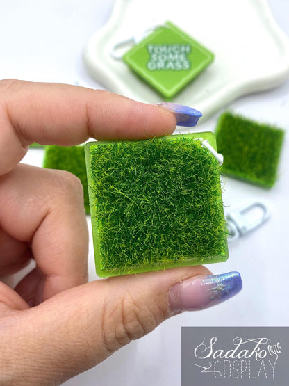 Touch some grass Acrylic Keychain mit künstlichem Gras – K-Pop Fan Accessoire, fidget Spielzeug für erwachsene