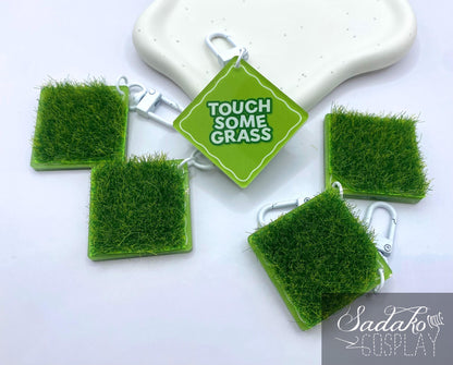 Touch some grass Acrylic Keychain mit künstlichem Gras – K-Pop Fan Accessoire, fidget Spielzeug für erwachsene
