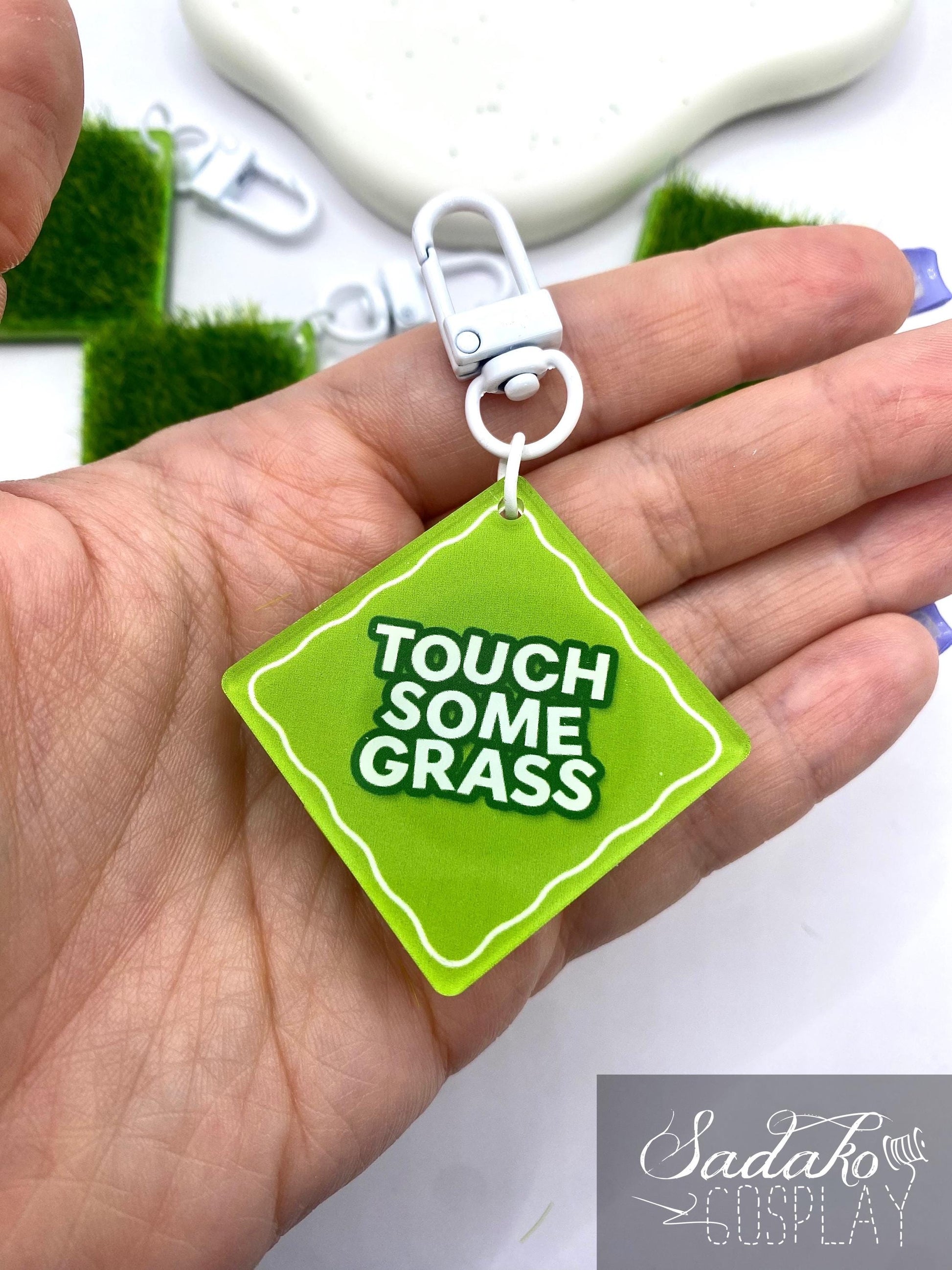 Touch some grass Acrylic Keychain mit künstlichem Gras – K-Pop Fan Accessoire, fidget Spielzeug für erwachsene
