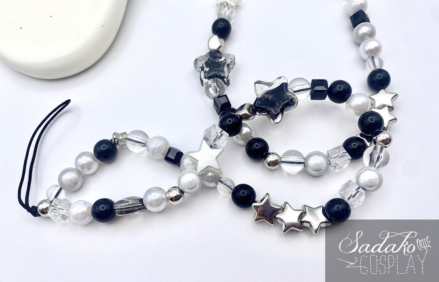 Handmade Handy Kette im Y2K Style – K-Pop Beaded Phone Charm in Schwarz/Weiß/Silber