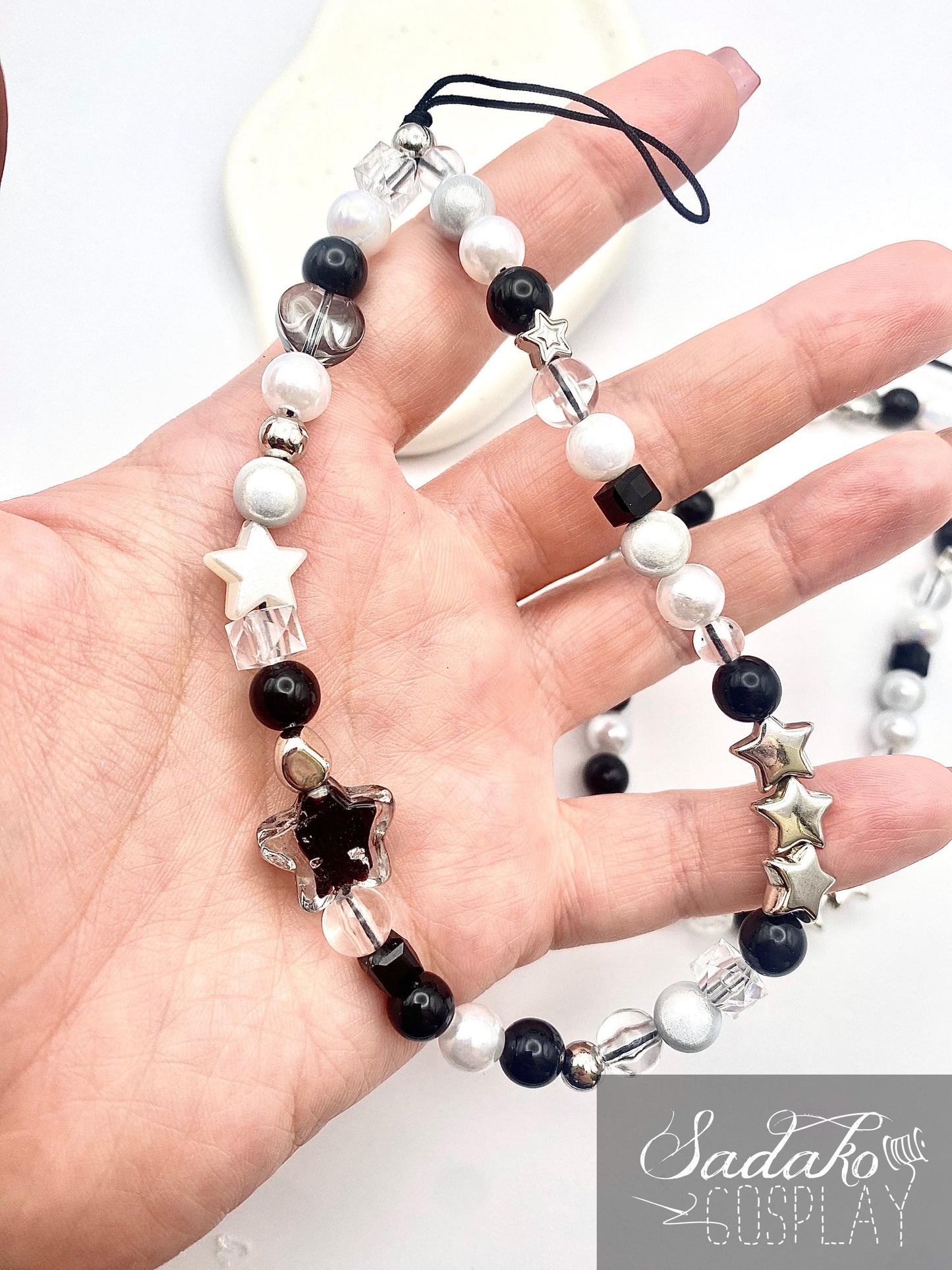 Handmade Handy Kette im Y2K Style – K-Pop Beaded Phone Charm in Schwarz/Weiß/Silber