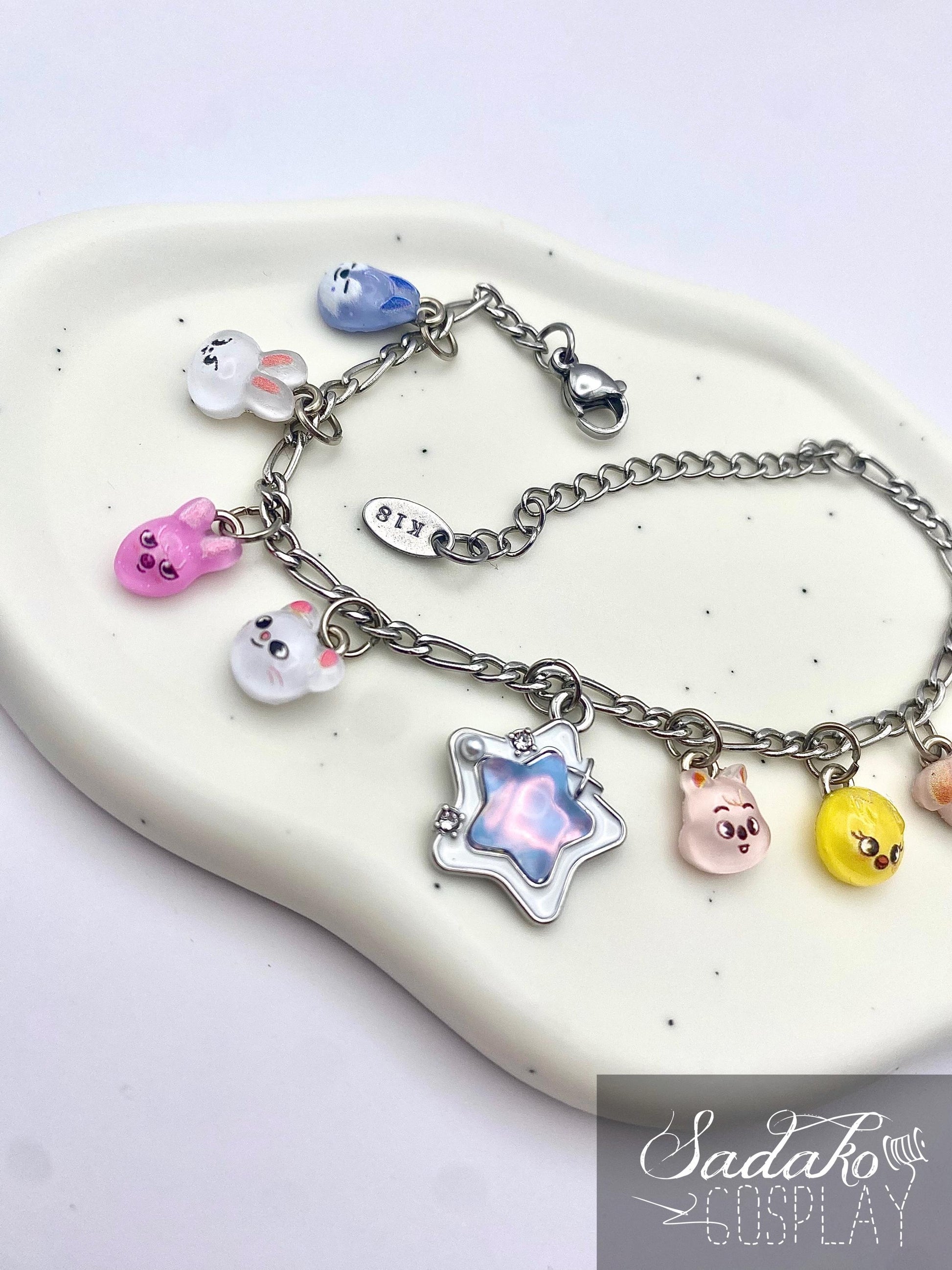 Stray Kids inspiriertes Bettelarmband mit Skzoo charms für stay, silbern