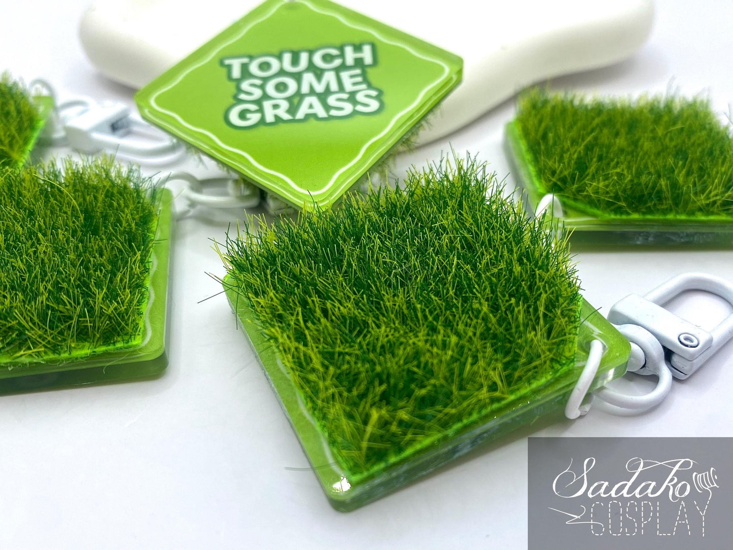 Touch some grass Acrylic Keychain mit künstlichem Gras – K-Pop Fan Accessoire, fidget Spielzeug für erwachsene
