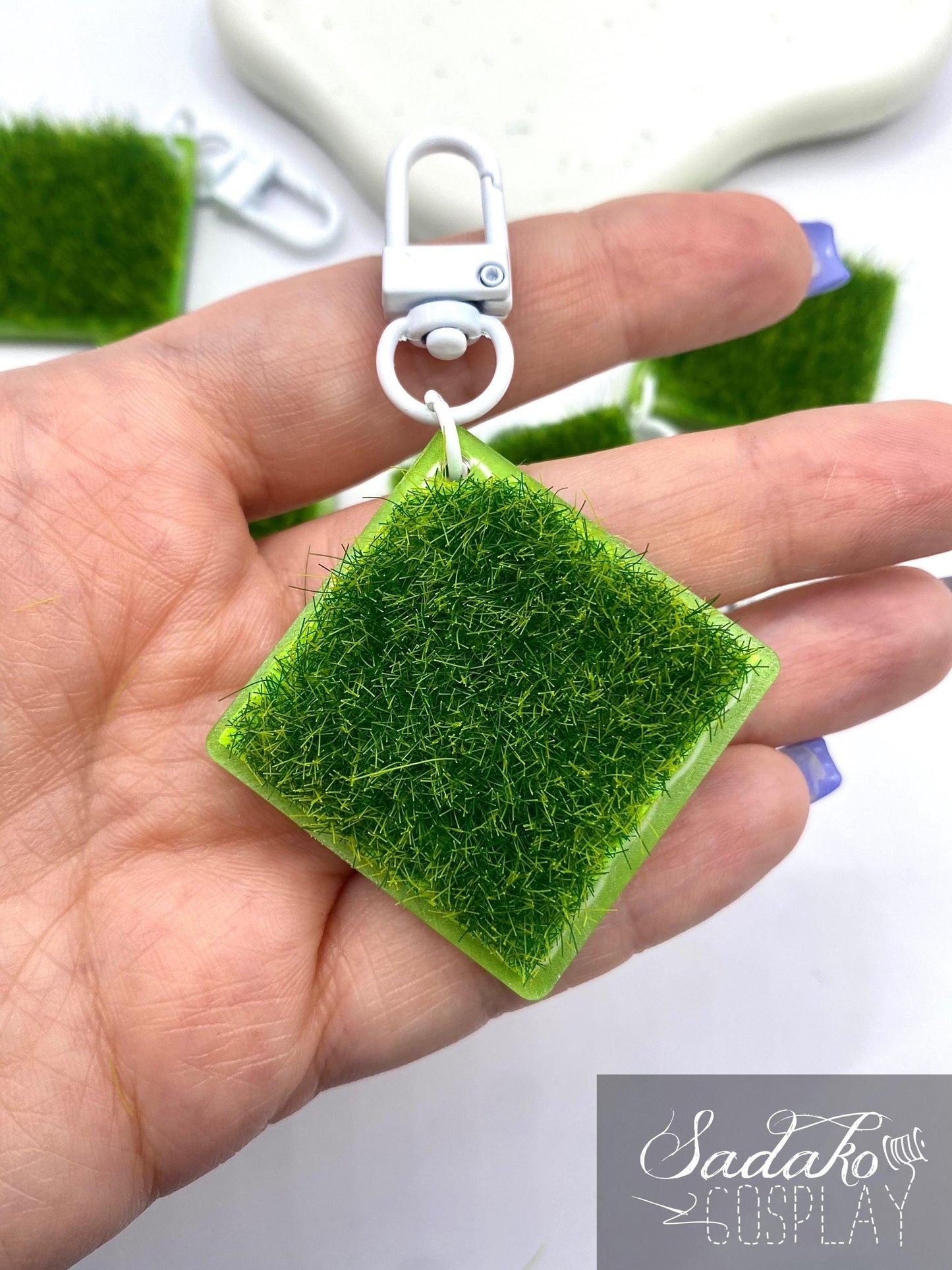Touch some grass Acrylic Keychain mit künstlichem Gras – K-Pop Fan Accessoire, fidget Spielzeug für erwachsene
