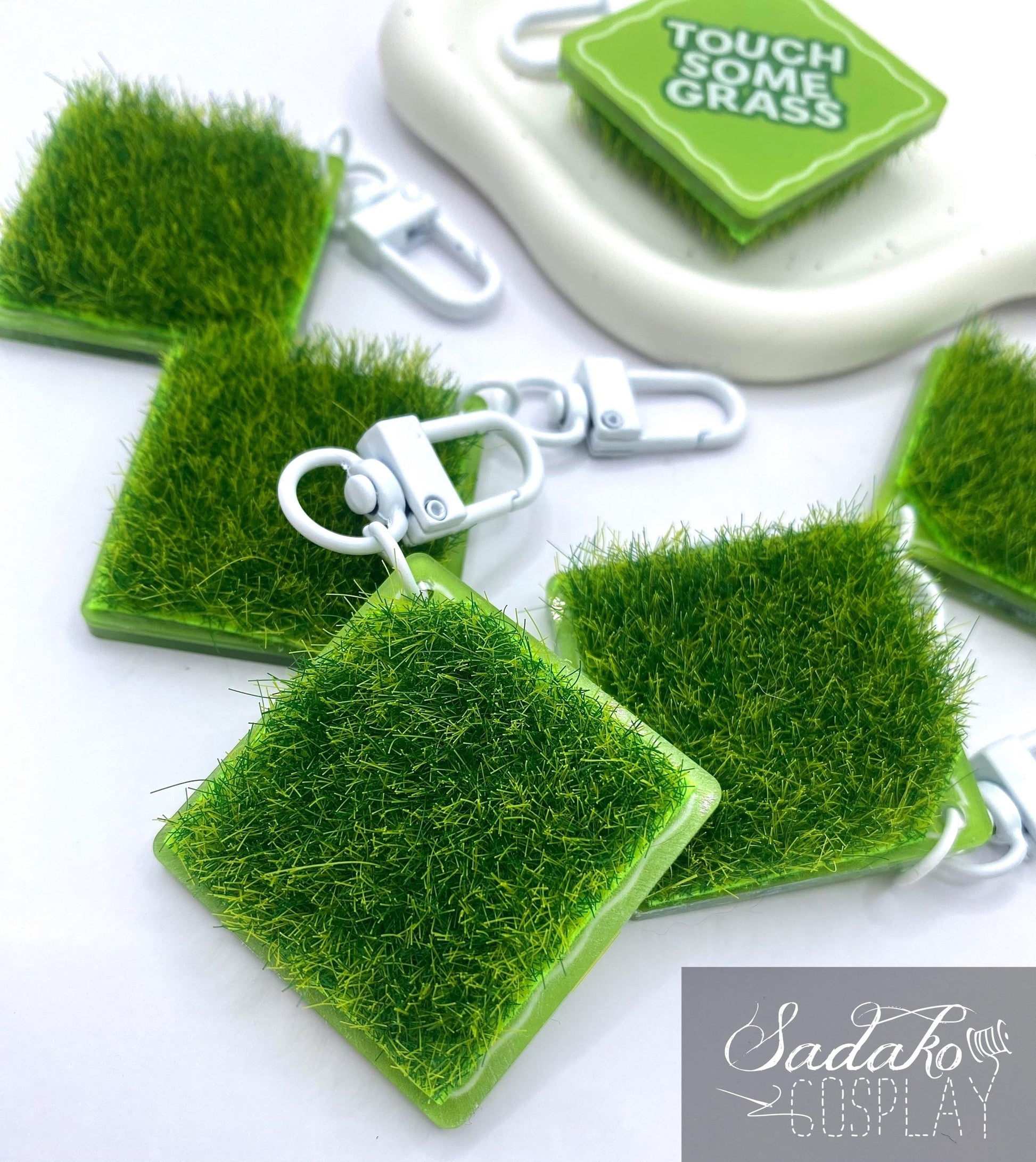 Touch some grass Acrylic Keychain mit künstlichem Gras – K-Pop Fan Accessoire, fidget Spielzeug für erwachsene