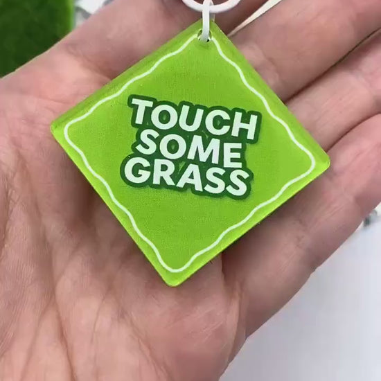 Touch some grass Acrylic Keychain mit künstlichem Gras – K-Pop Fan Accessoire, fidget Spielzeug für erwachsene