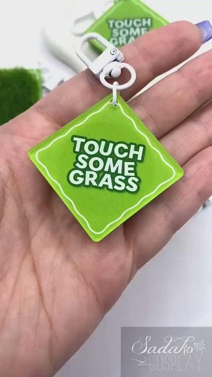 Touch some grass Acrylic Keychain mit künstlichem Gras – K-Pop Fan Accessoire, fidget Spielzeug für erwachsene