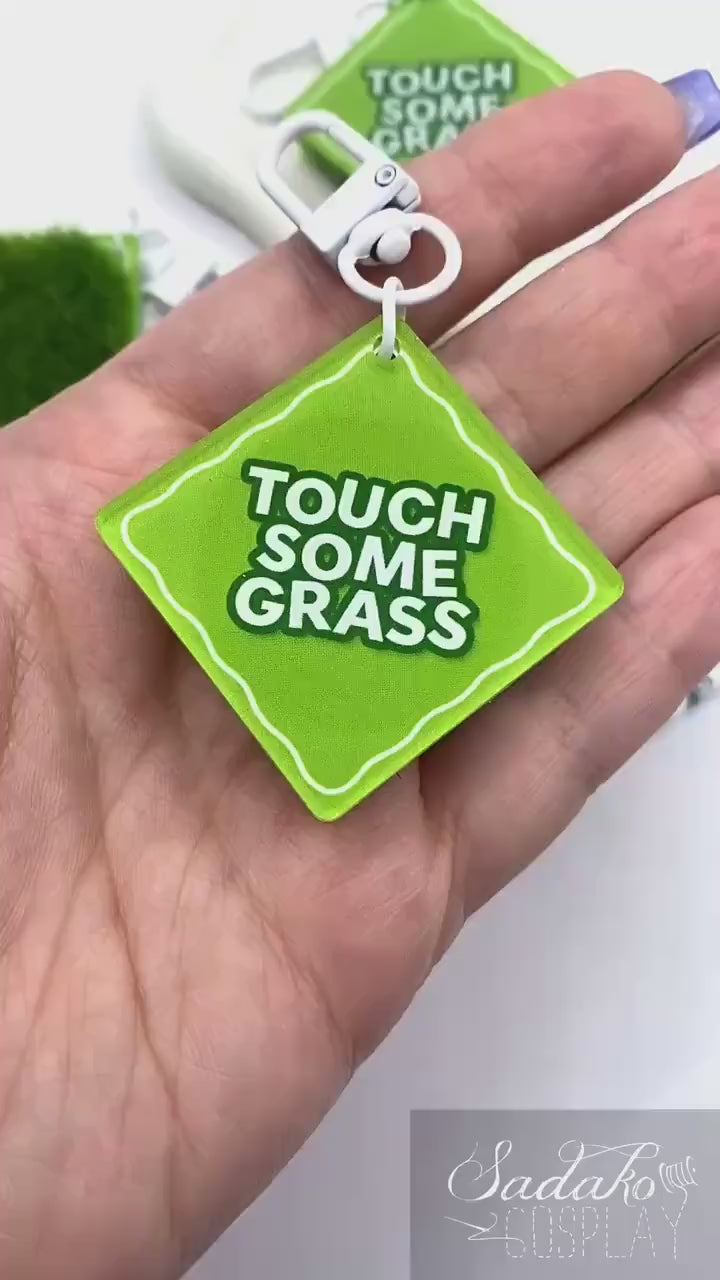 Touch some grass Acrylic Keychain mit künstlichem Gras – K-Pop Fan Accessoire, fidget Spielzeug für erwachsene